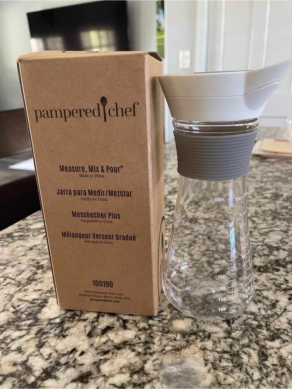 Pampered Chef Cream and Gray Measure, Mix & Pour Jar